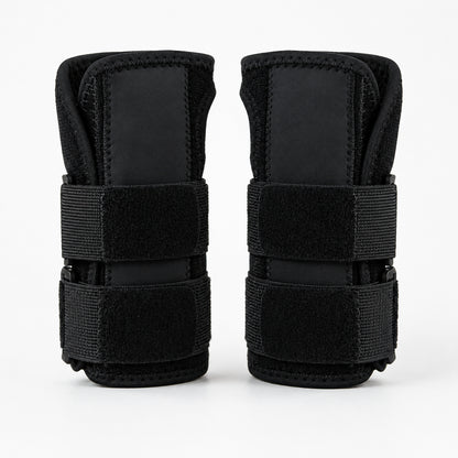 Svart stabilt handledsbandage fram- och baksida med justerbara remmar.