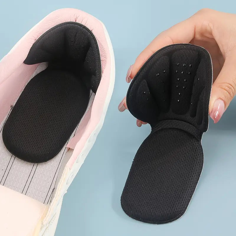 T-formade hälkuddar i svart – visas i sneakers och hålls i hand för att visa flexibel design.