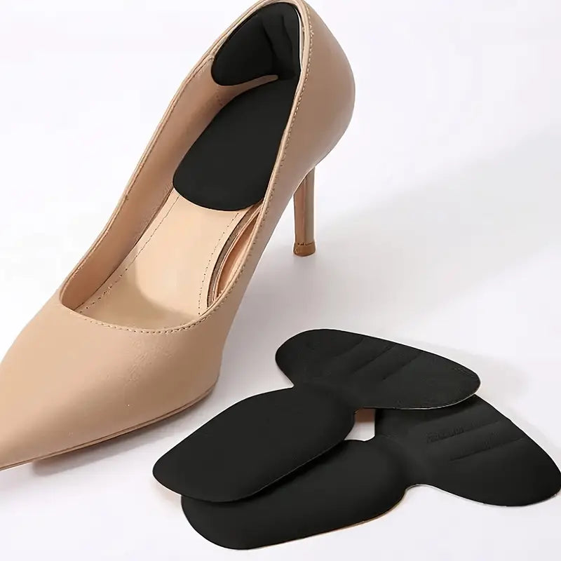 T-formade hälkuddar i svart, placerade i klackskor.