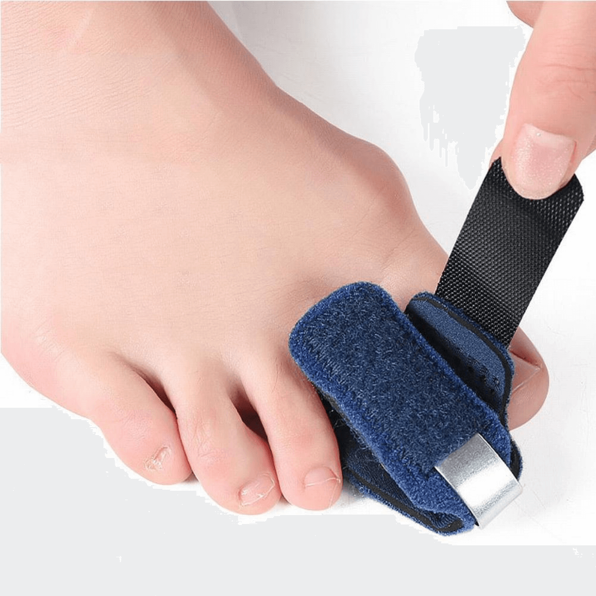 Justerbar kardborre och vadderad insida för bekväm passform