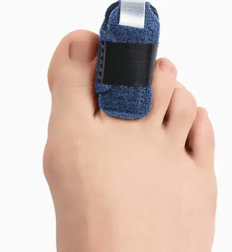 Tåskydd med justerbart band som stabiliserar stortån vid skada eller smärta.