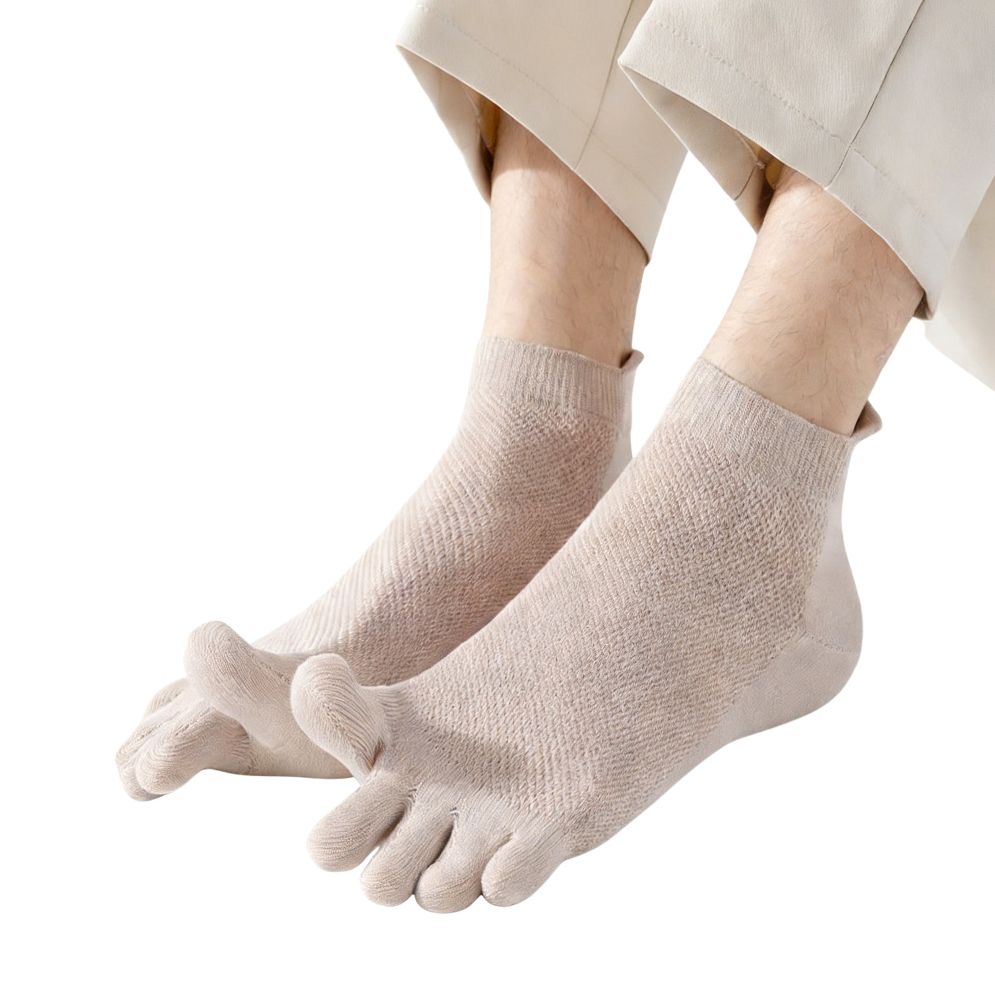 Person som bär tåstrumpor i tyg, där varje tå har en separat ficka för ökad rörelsefrihet och passform