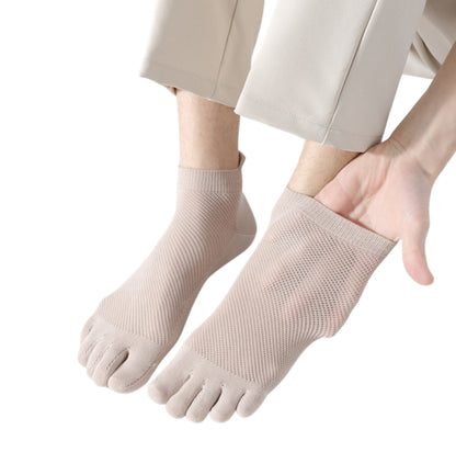 Hand som visar hur tåstrumpor i tunt, stretchigt material tas på över foten, med separata tår för flexibel passform