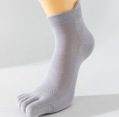 Ljusgrå tåstrumpa sedd från sidan med separerade tår och ventilerande stickad struktur runt fot och vrist